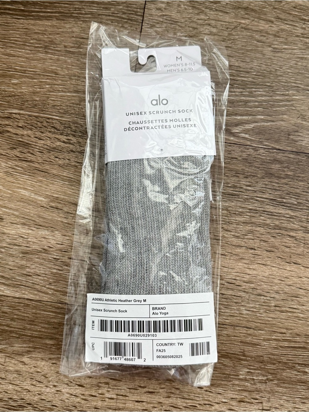 NWT Alo Yoga Unisex Scruch Sock Athletic Heather Grey/White - Picture 3 of 4